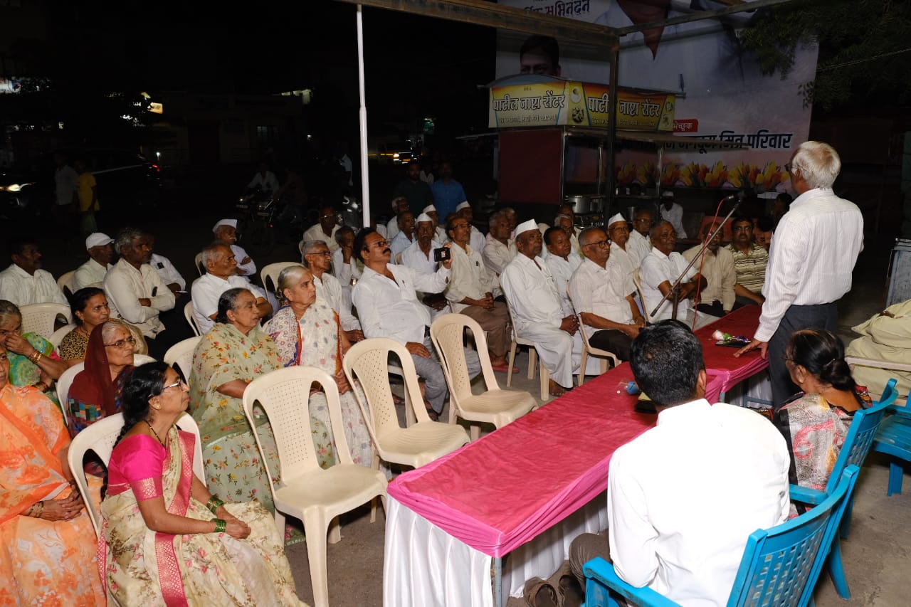 तथास्तू ज्येष्ठ नागरिक संघातर्फे नेत्र पंधरवड्यात मार्गदर्शन करताना डॉ. एन.डी.खोत